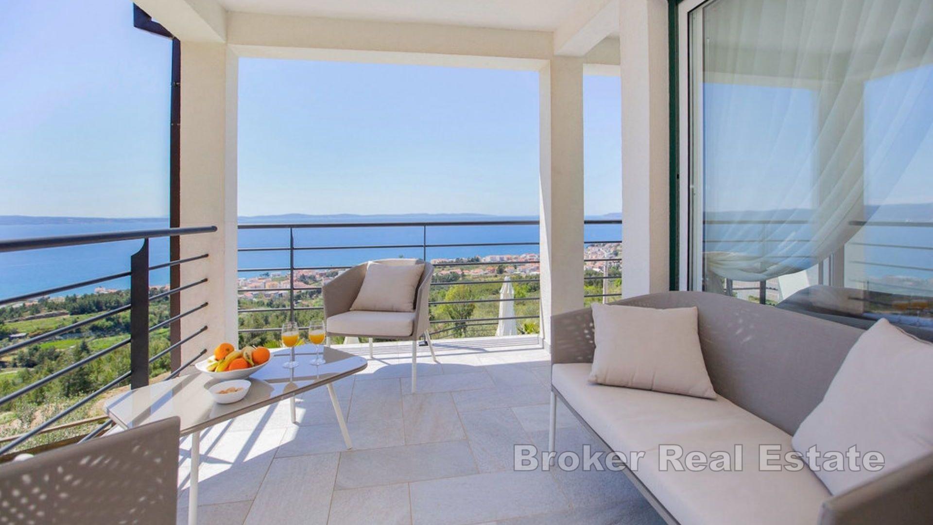 Två attraktiva villor med panoramautsikt över havet