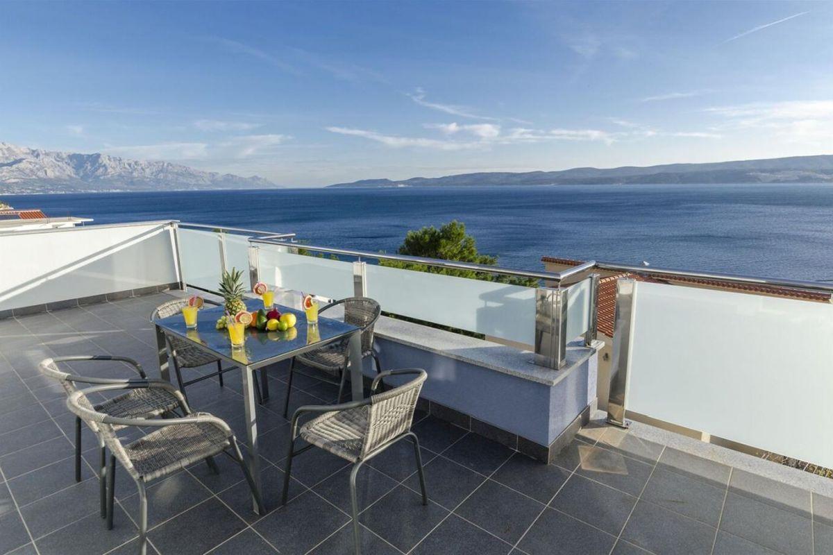 01-2048-05-Omis-Attractive-Villa-near-the-sea-for-sale