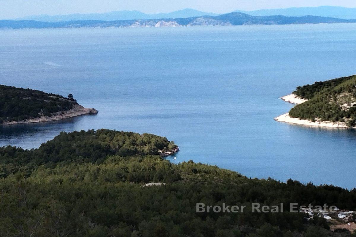 Attraktiv mark vid havet