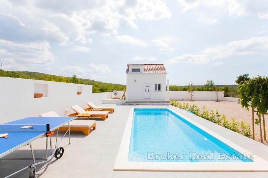 Nowoczesny zaciszny dom otoczony piękną zielenią