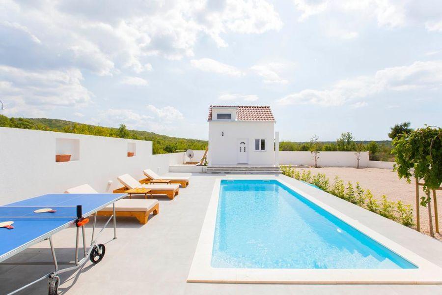01-2048-15-near-split-villa-with-pool-for-sale