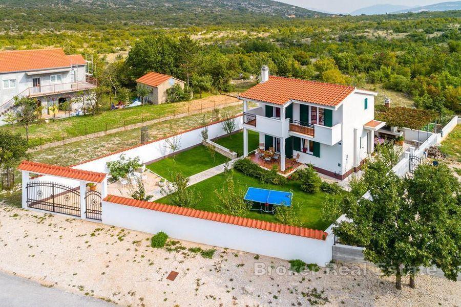 Moderna kuća na osami okružena prekrasnim zelenilom