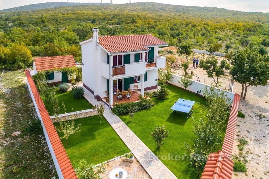 Moderna kuća na osami okružena prekrasnim zelenilom