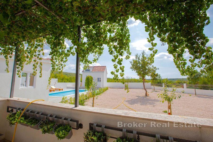 Nowoczesny zaciszny dom otoczony piękną zielenią