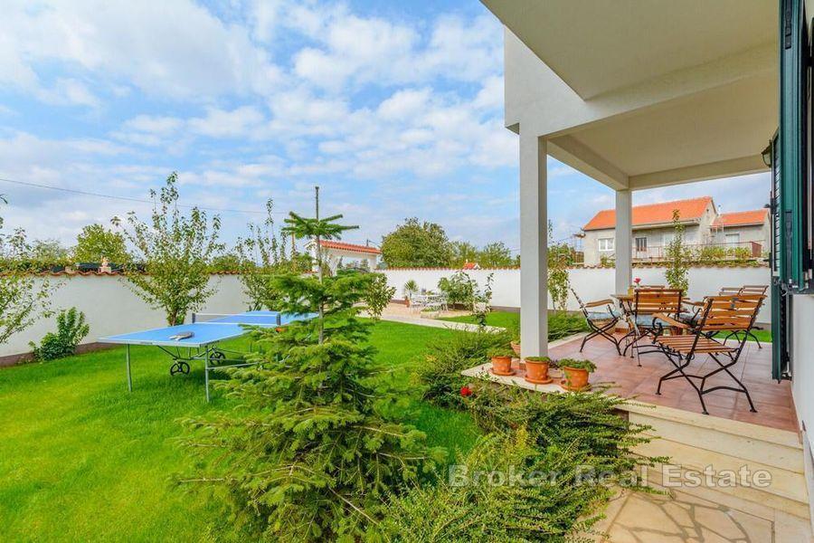 Moderna kuća na osami okružena prekrasnim zelenilom