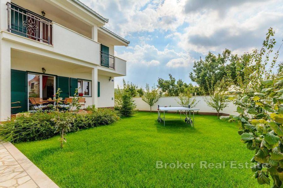 Moderna kuća na osami okružena prekrasnim zelenilom