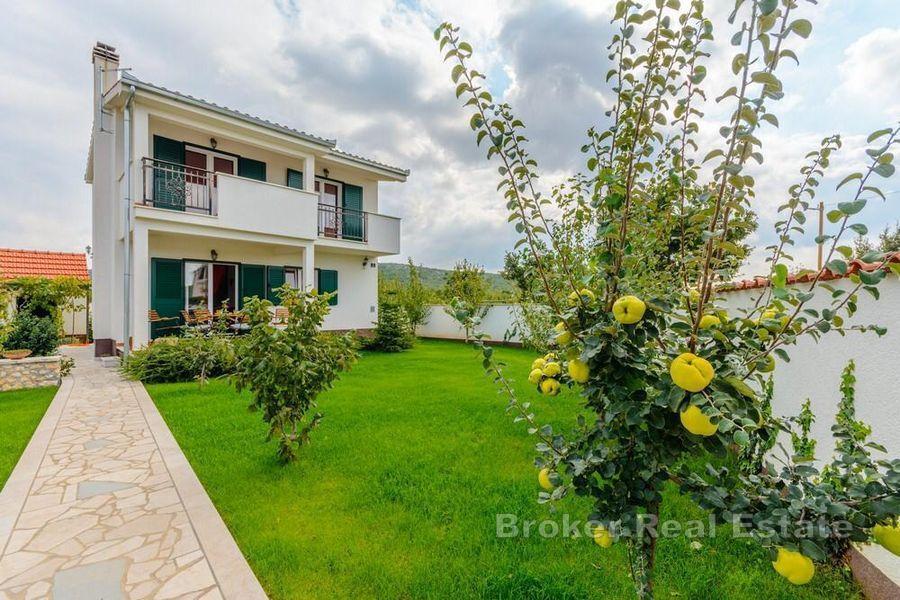 Moderna kuća na osami okružena prekrasnim zelenilom