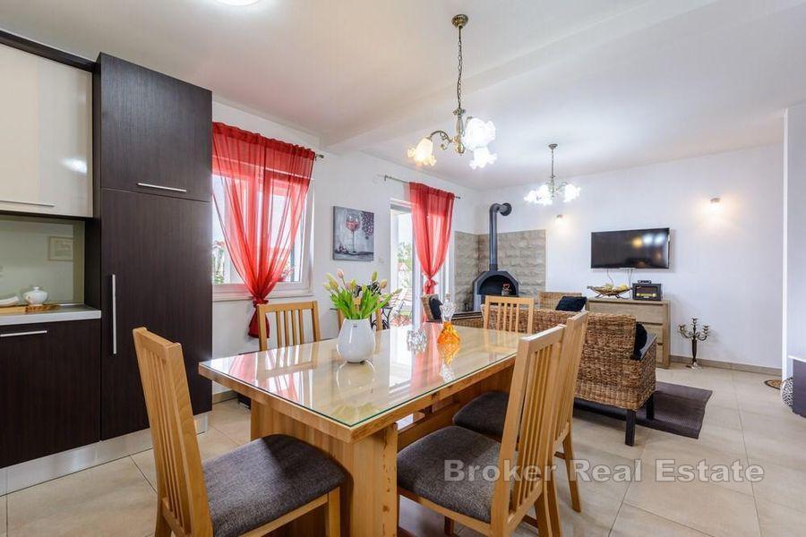 Moderna kuća na osami okružena prekrasnim zelenilom