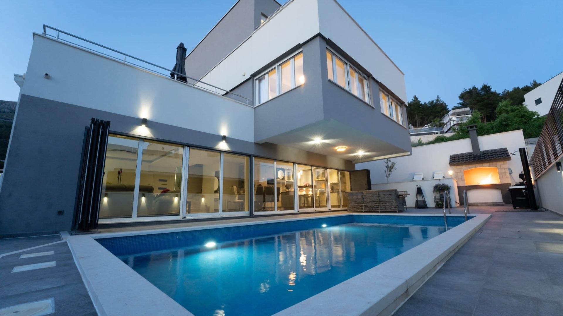 001-2048-16-split-area-luxury-villa-with-pool-for-sale