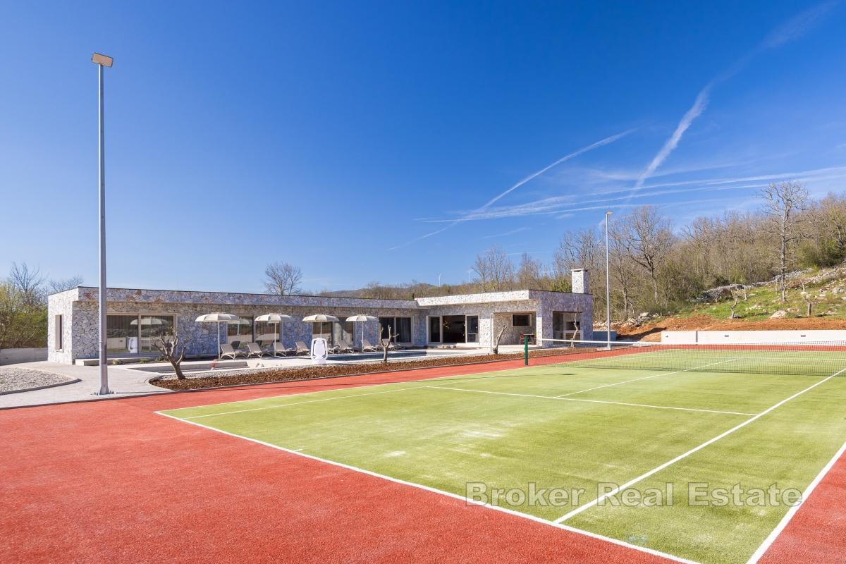Lyxvilla med pool och tennisbana nära Split
