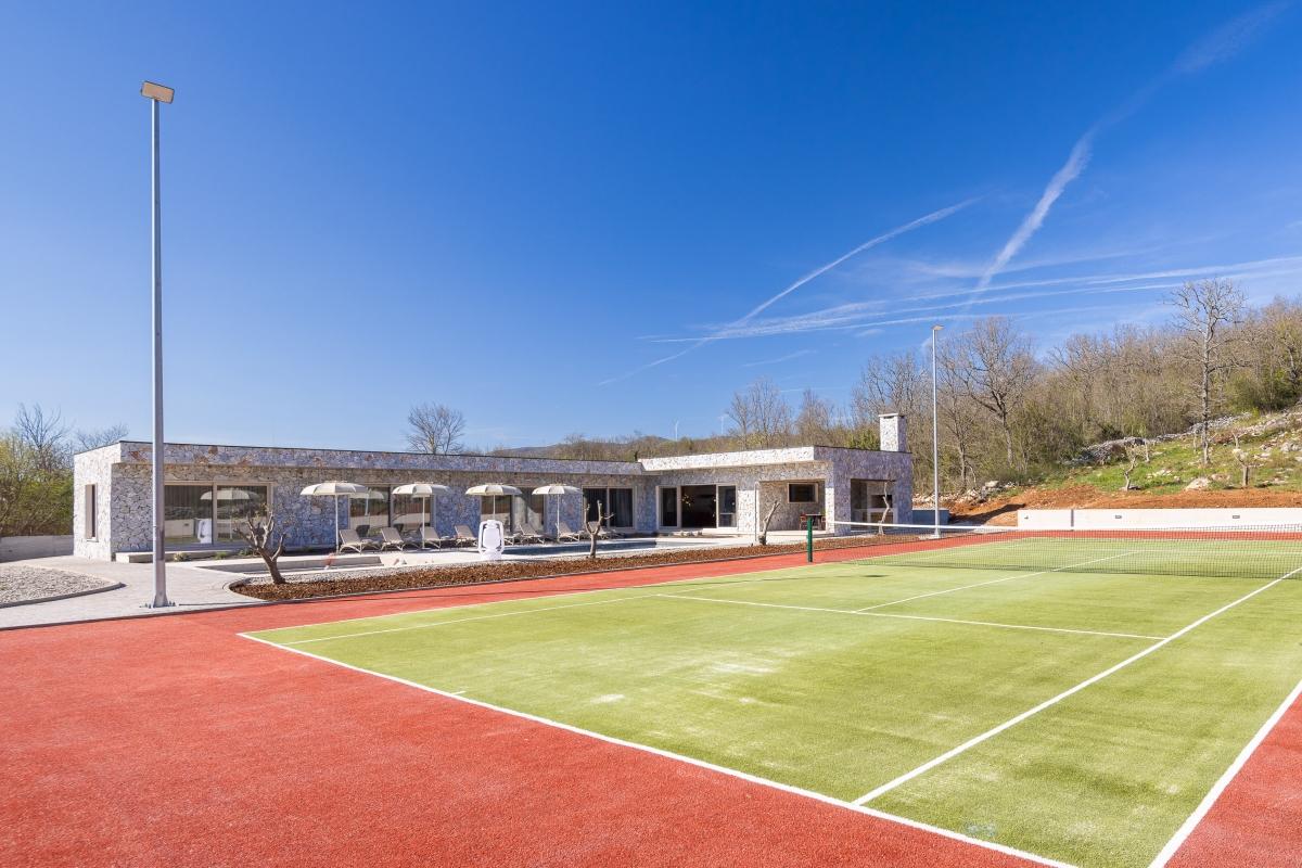 001-2048-19-Split-area-Luxury-villa-with-pool-and-tennis-court-for-sale