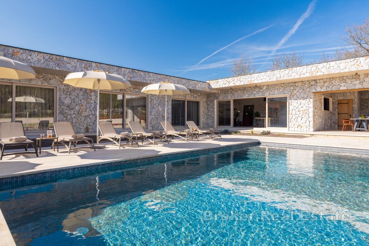 Lyxvilla med pool och tennisbana nära Split