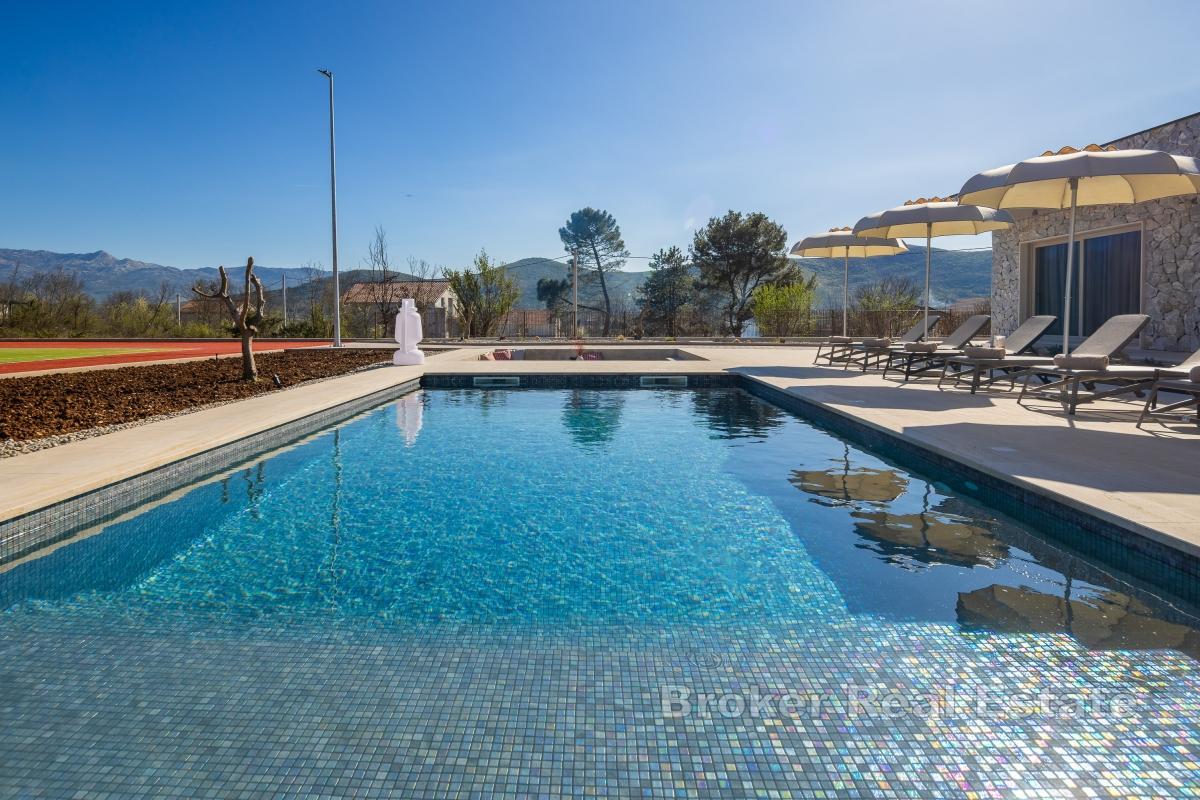 Lyxvilla med pool och tennisbana nära Split