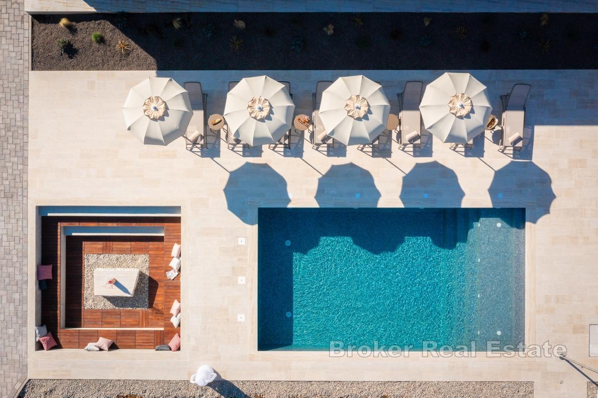 Lyxvilla med pool och tennisbana nära Split