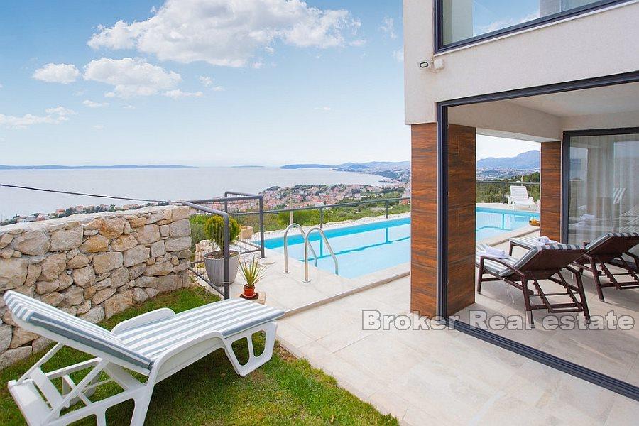 Attractive villa for rent with a panoramic view of the sea