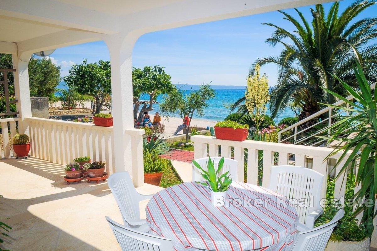 Apartment for rent in the first row to the sea