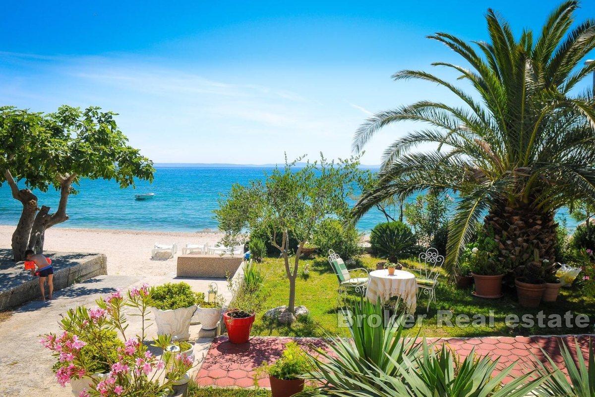 Apartment for rent in the first row to the sea