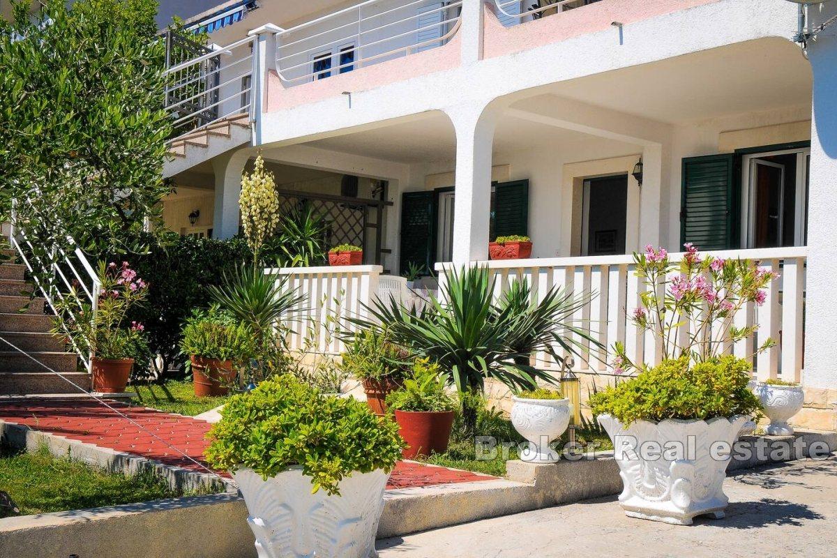 Apartment for rent in the first row to the sea