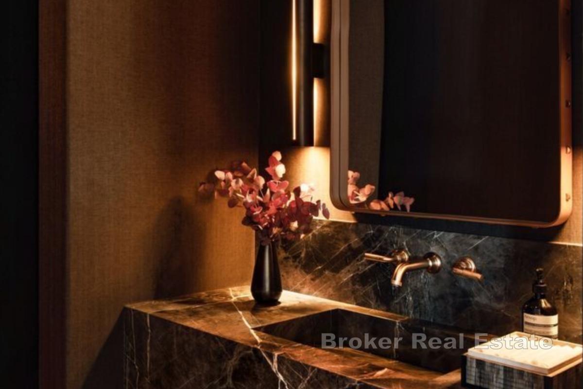 Lyxvilla med kristallbadkar från Madagaskar och havsutsikt