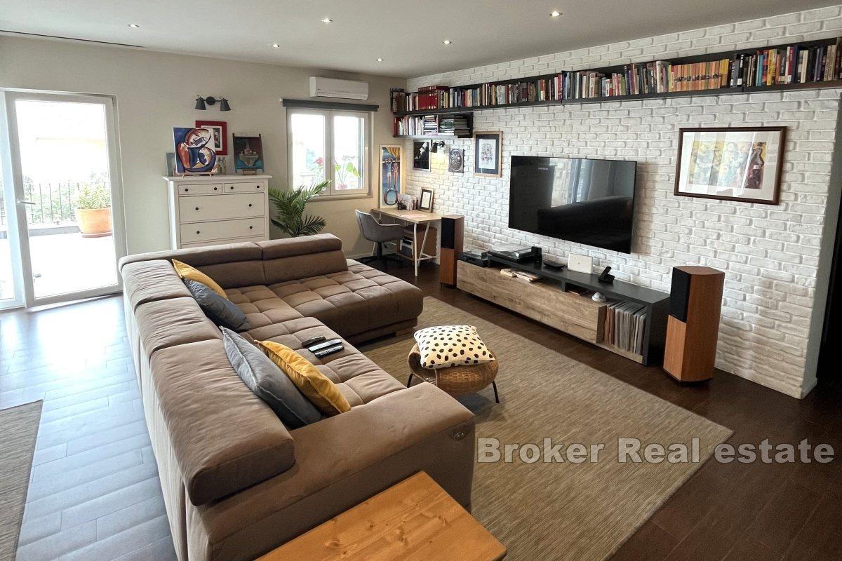 Flott leilighetshus med havutsikt