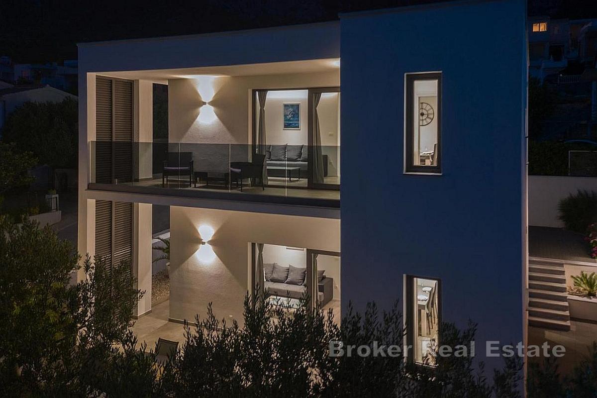 Moderní vila s panoramatickým výhledem na moře