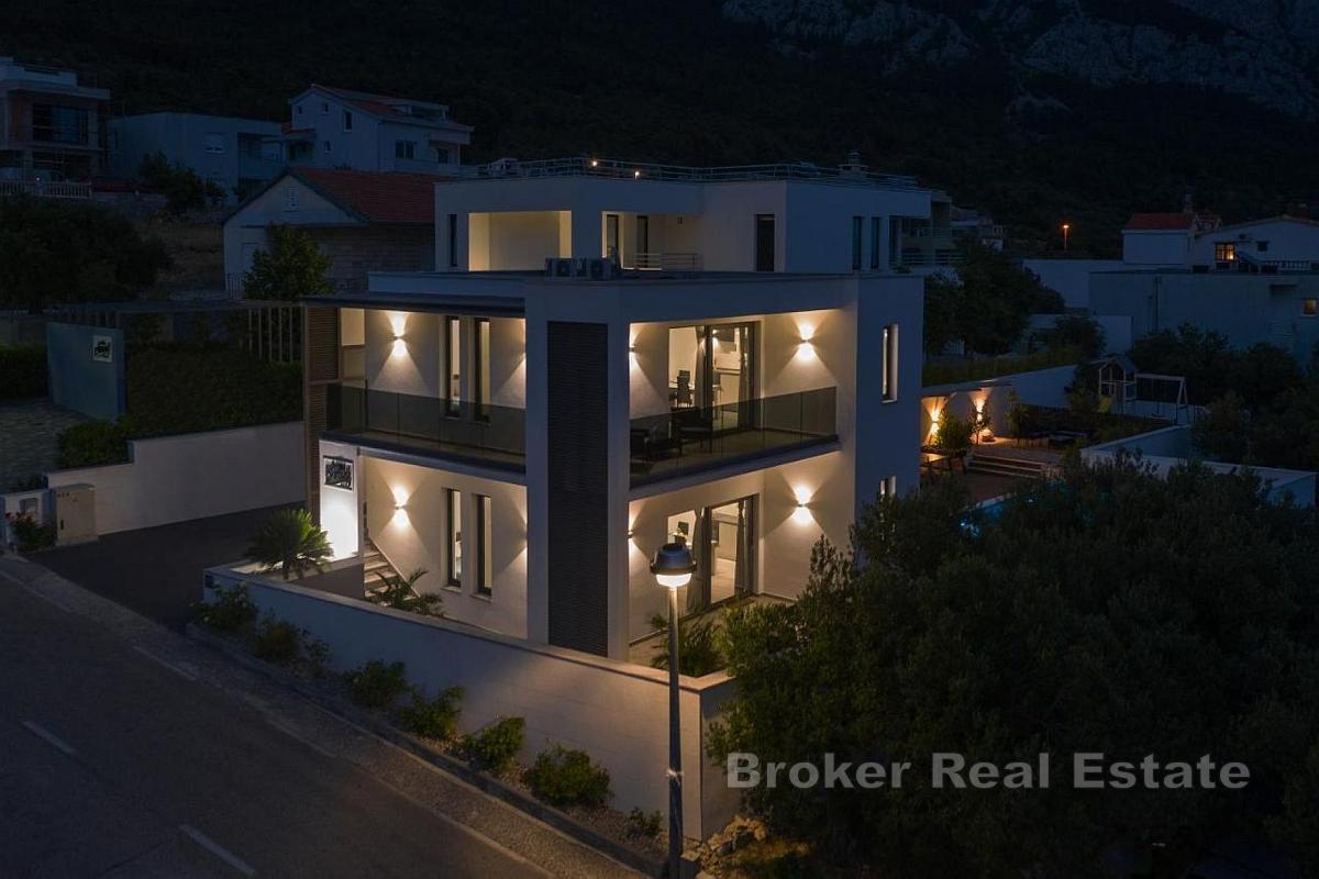 Moderní vila s panoramatickým výhledem na moře