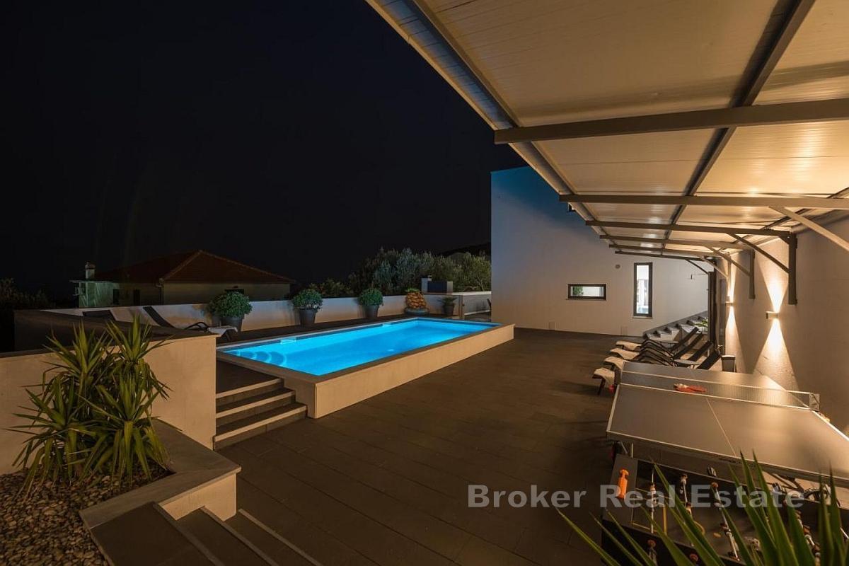 Moderní vila s panoramatickým výhledem na moře