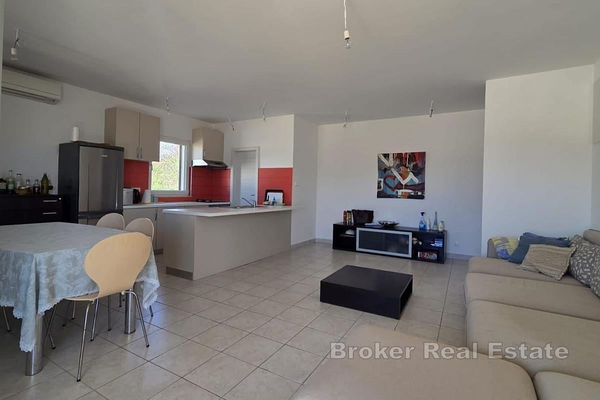 Romslig hus i første rad mot sjøen