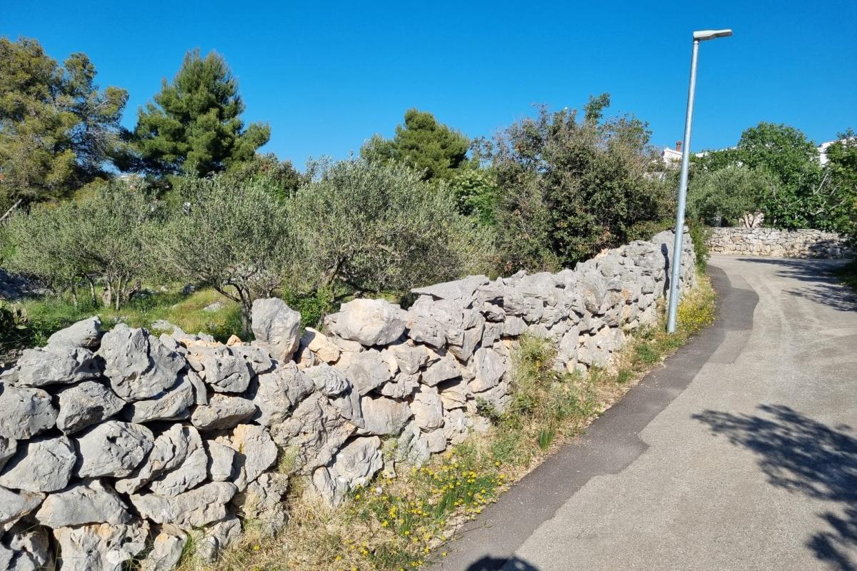 Atraktivno građevinsko zemljište sa blizinom mora