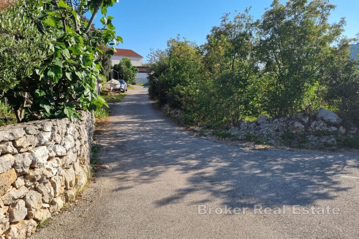 Atraktivno građevinsko zemljište sa blizinom mora