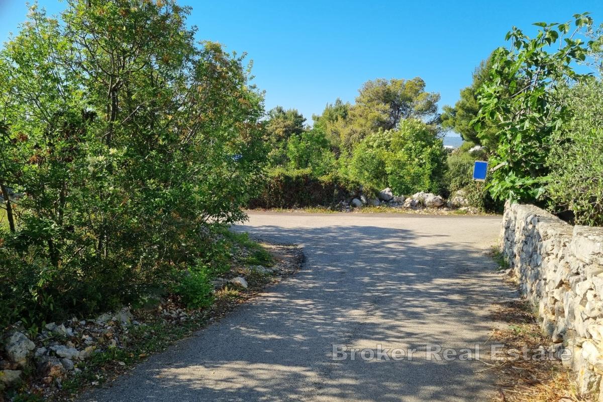 Привлекательный участок земли под застройку недалеко от моря