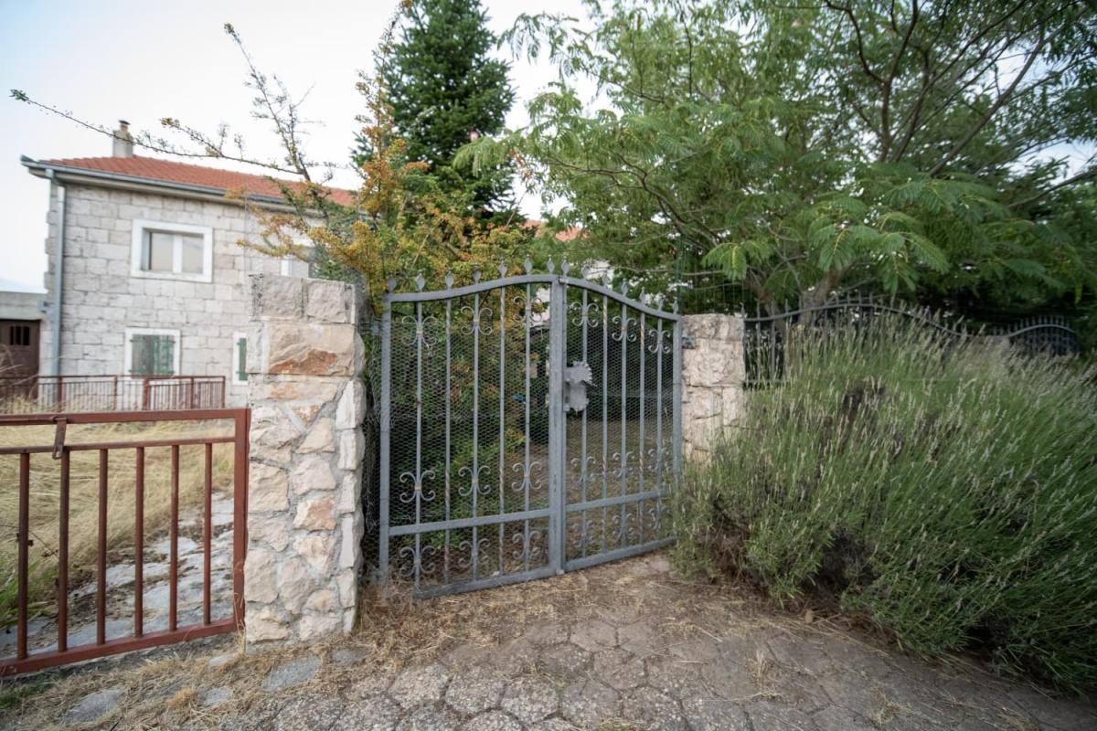 001-2048-42-Dalmatian-hinterland-Secluded-house-surrounded-by-nature-for-sale