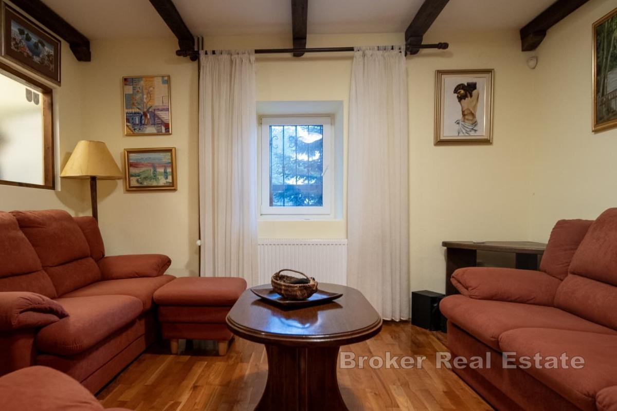 Idylliskt avskilt hus omgivet av vacker grönska