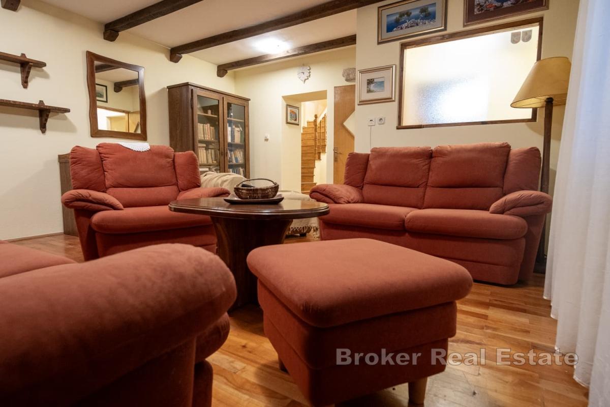 Idylliskt avskilt hus omgivet av vacker grönska