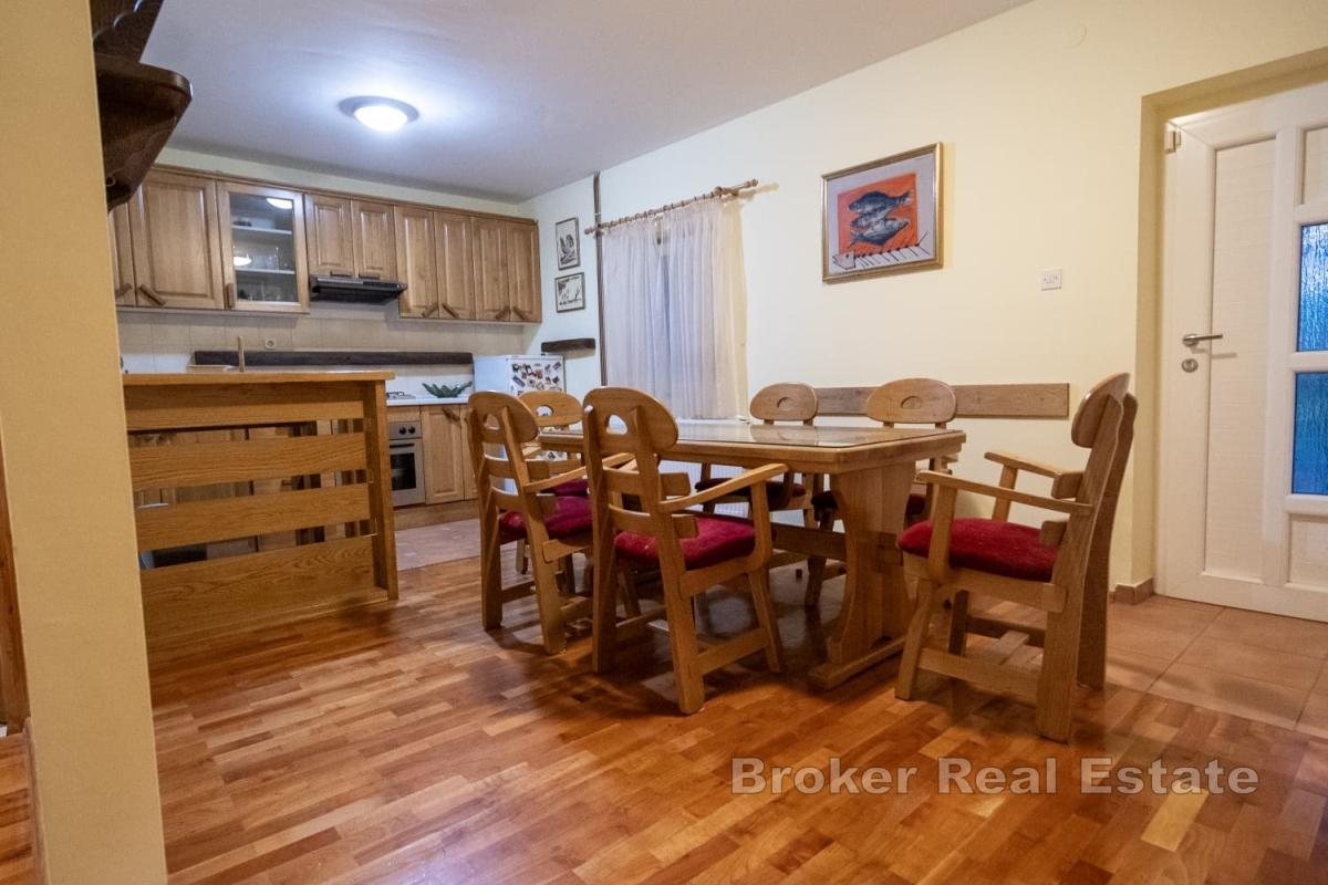 Идиллический уединенный дом, окруженный красивой зеленью