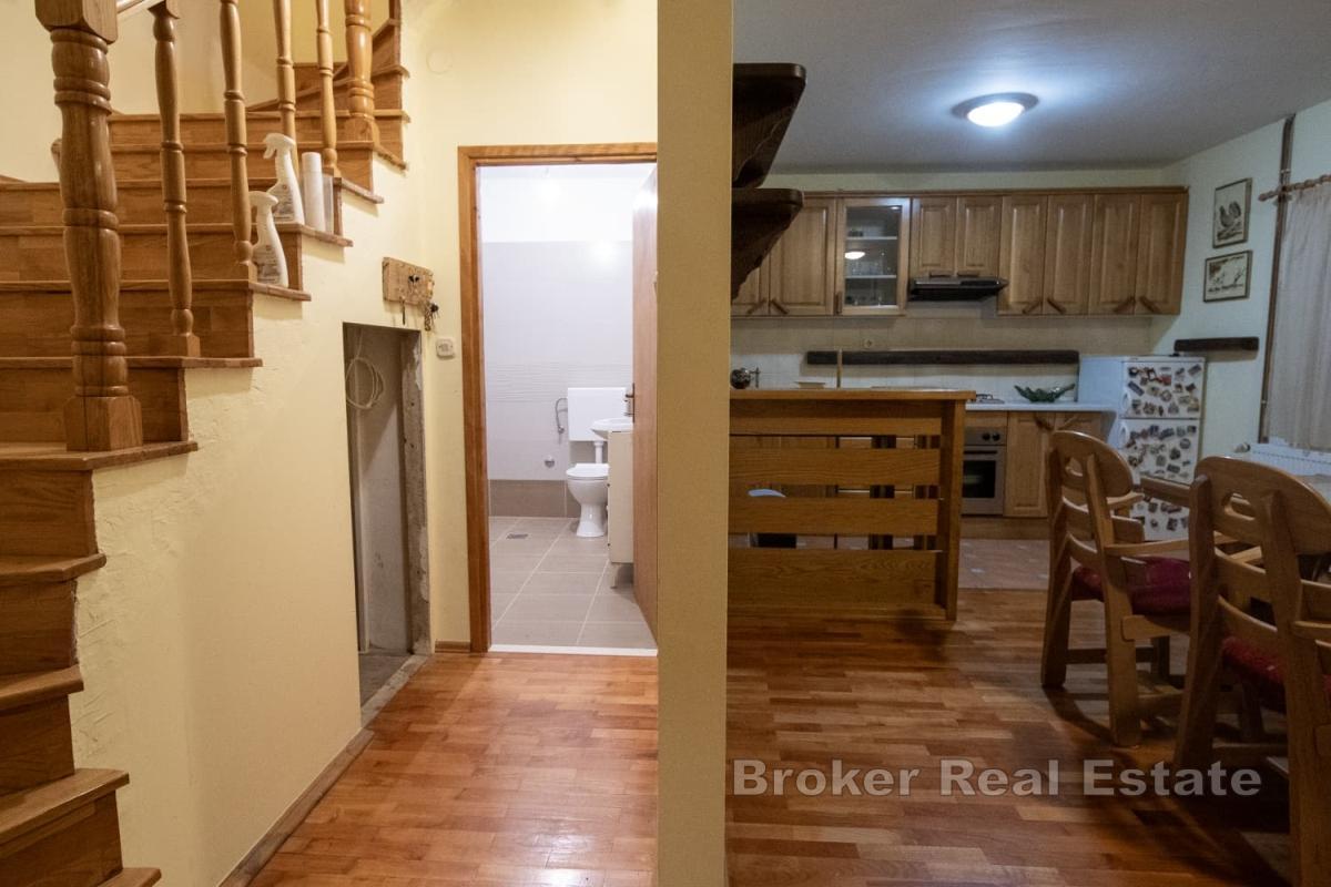 Идиллический уединенный дом, окруженный красивой зеленью