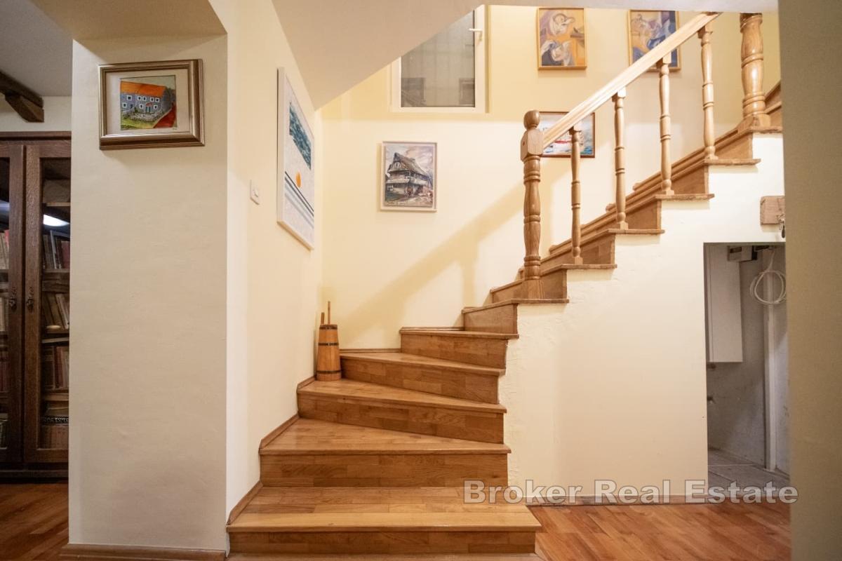 Идиллический уединенный дом, окруженный красивой зеленью