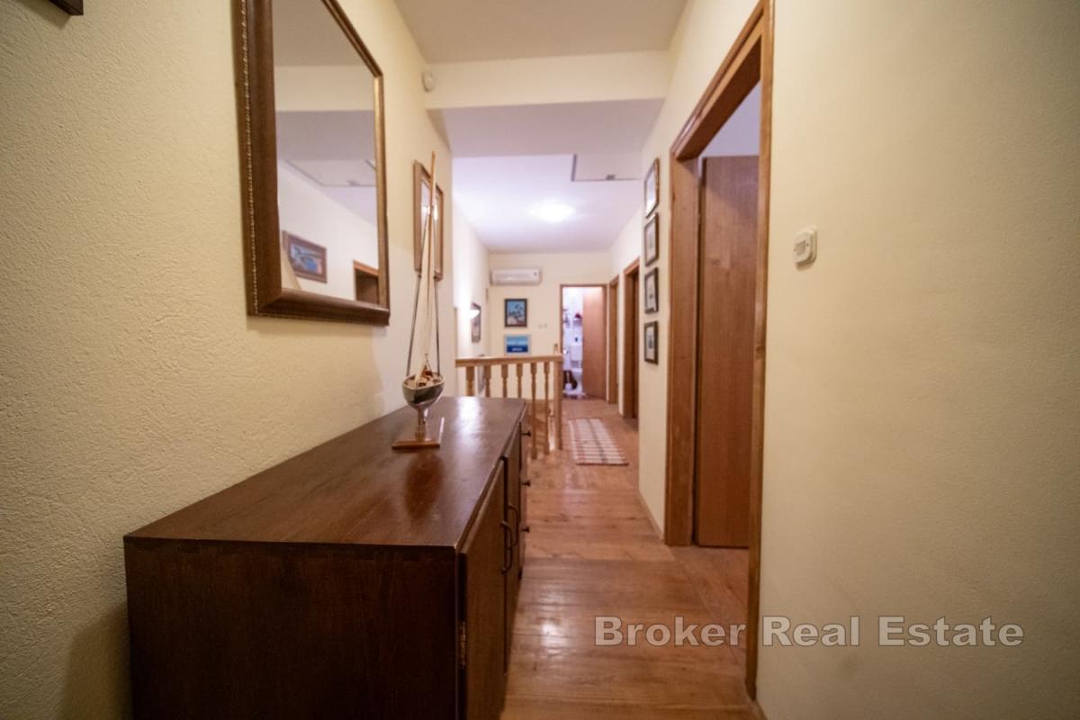 Idylliskt avskilt hus omgivet av vacker grönska