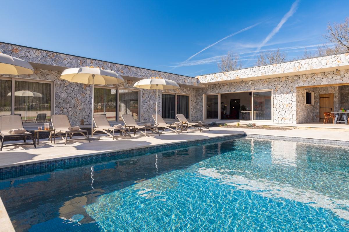 Luksuzna vila s bazenom i teniskim terenom u blizini Splita