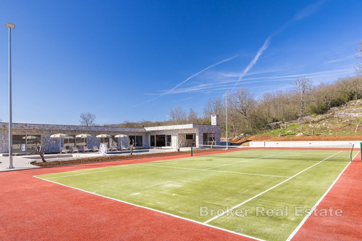 Luksuzna vila s bazenom i teniskim terenom u blizini Splita