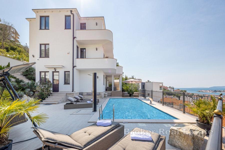 Attractive apartment with pool and sea view