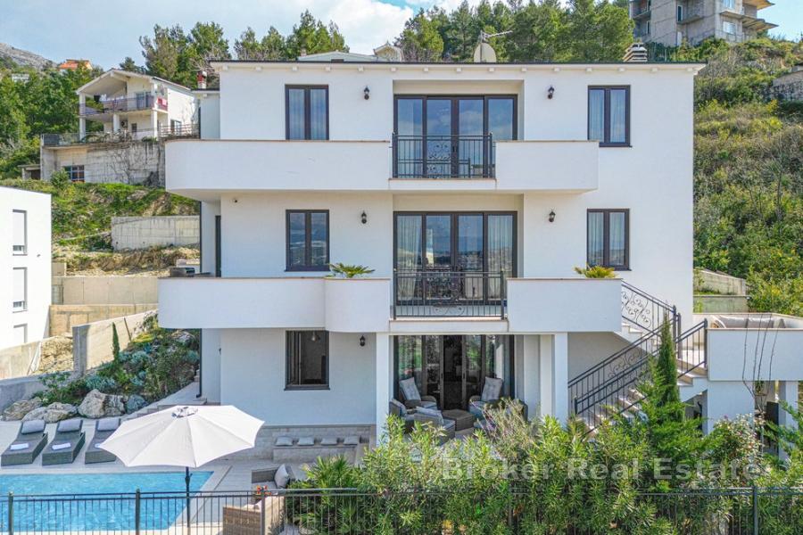 Attractive apartment with pool and sea view
