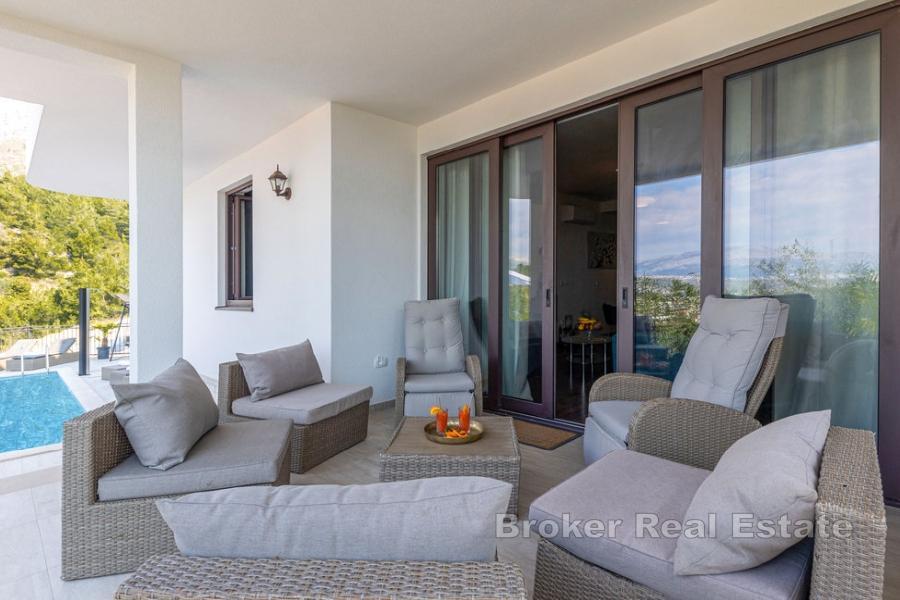 Attractive apartment with pool and sea view