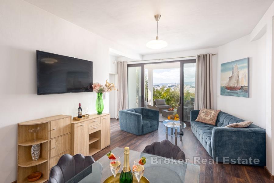 Attractive apartment with pool and sea view