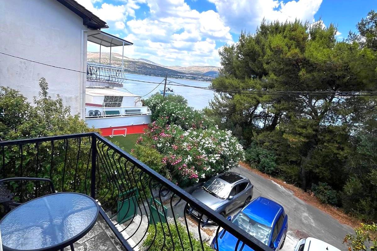 001-2048-46-Trogir-Apartment-house-first-row-to-the-sea-for-sale