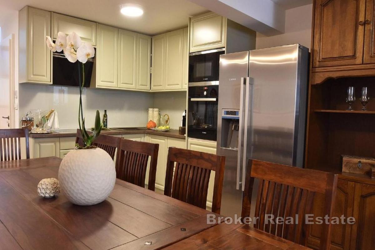 Moderan dvoetažni apartman za najam na mobilnoj lokaciji