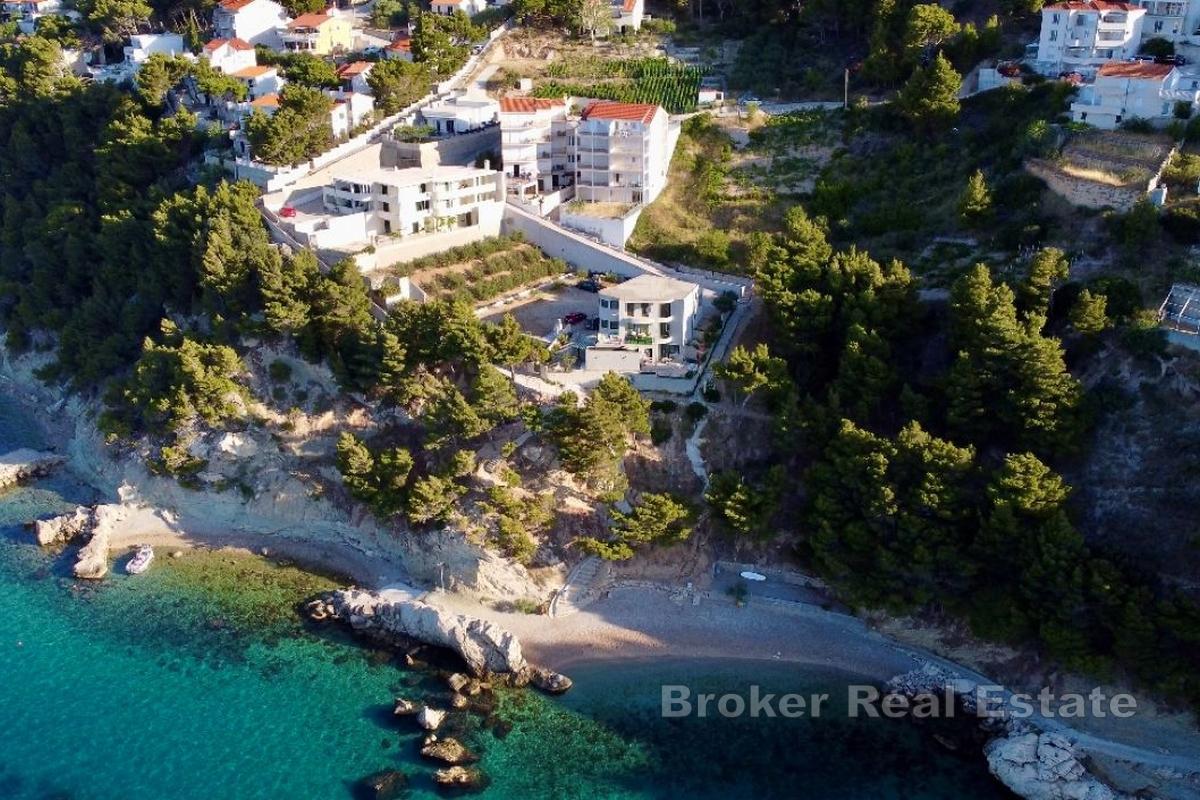 Apartmanska kuća u prvom redu do mora