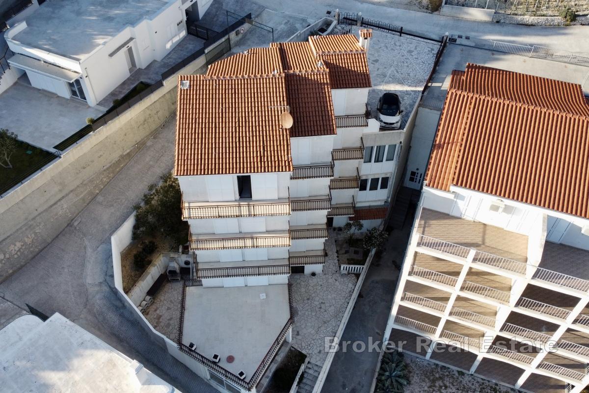 Apartmanska kuća u prvom redu do mora
