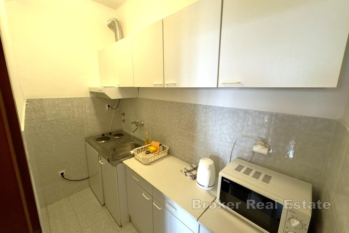 Lägenhetshus i första raden mot havet