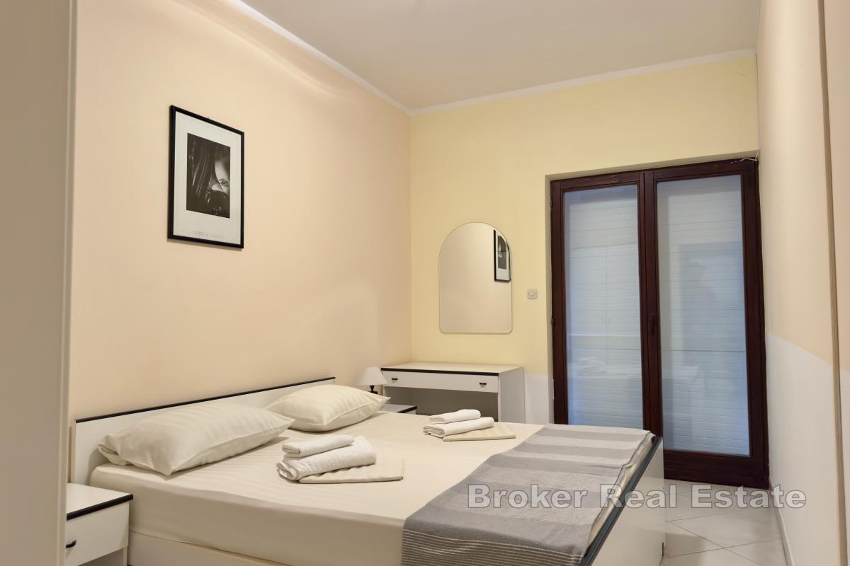 Lägenhetshus i första raden mot havet